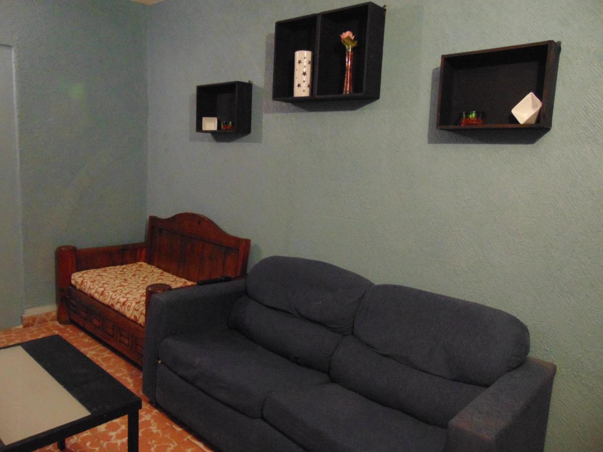 Alo3-a 3 Minutos Del Aeropuerto, Llega Caminando Habitación en casa particular